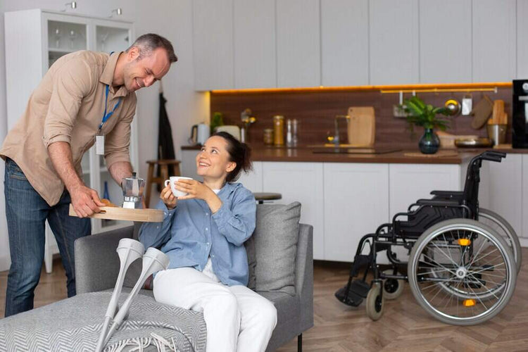 personne a mobilité réduite avec une personne pour l'assisté