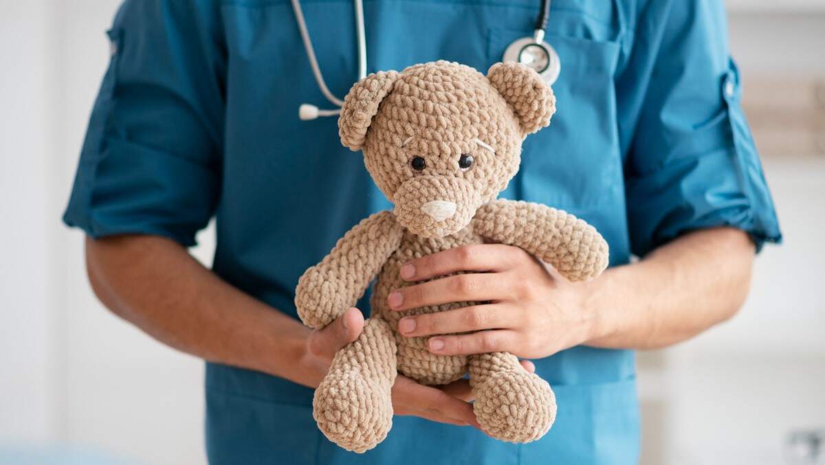 soignant tenant une peluche