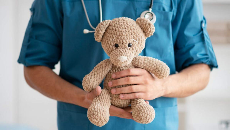 soignant tenant une peluche