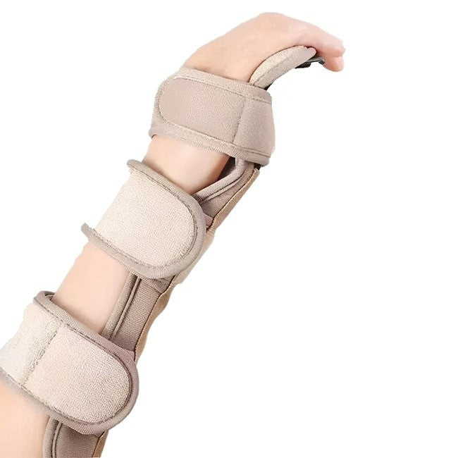 atèle de poignet et de main beige porté sur une main sur fond blanc