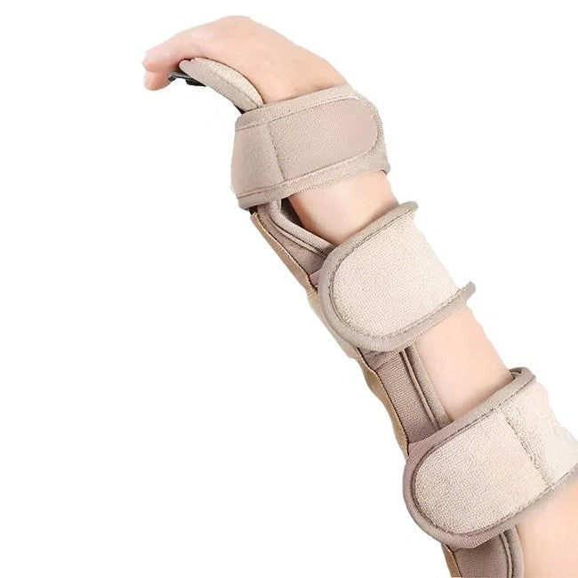 atèle de poignet et de main beige porté sur une main sur fond blanc