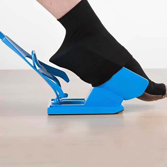 une personne qui enfile sa chaussette grâce a l'enfile chaussette