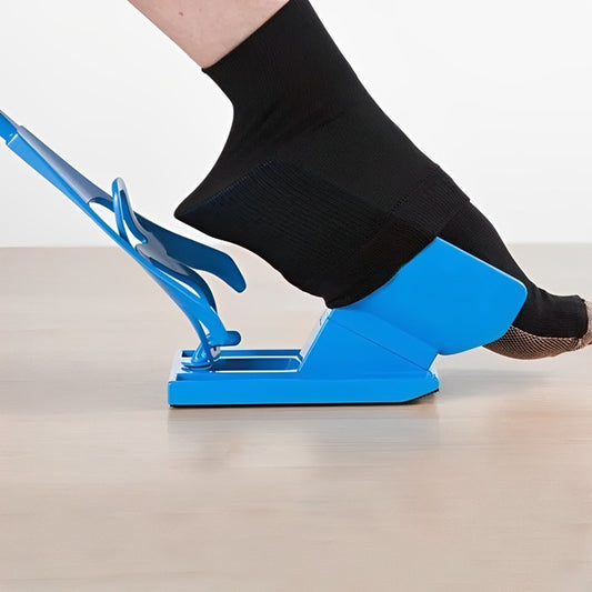 une personne qui enfile sa chaussette grâce a l'enfile chaussette