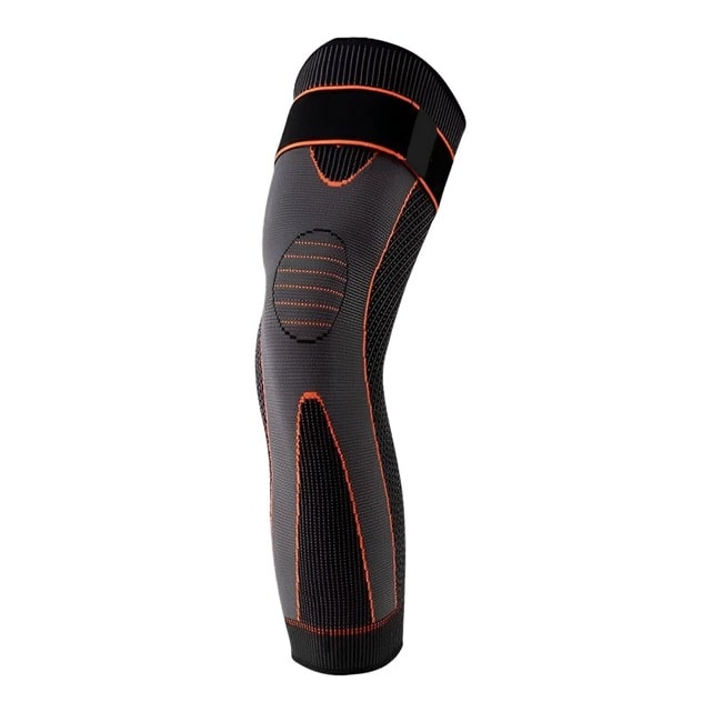 Genouillère longue FlexiGenou - compression optimale pour soutien et soulagement des douleurs articulaires, idéale pour les activités sportives et un confort au quotidien. Disponible sur Mr Bon Plan. De couleur orange .