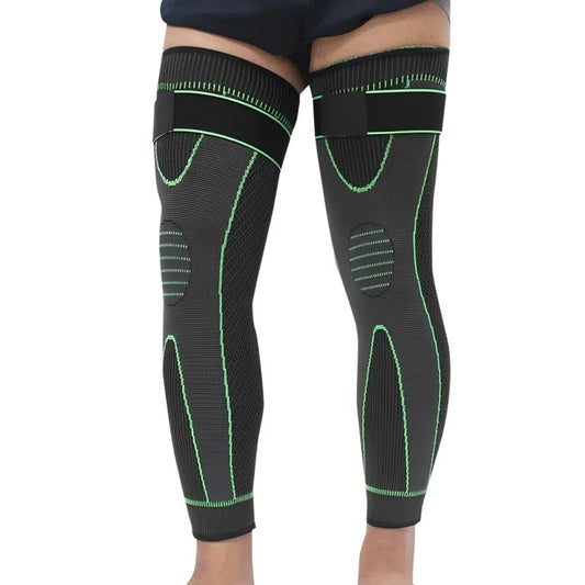 Genouillère longue FlexiGenou - compression optimale pour soutien et soulagement des douleurs articulaires, idéale pour les activités sportives et un confort au quotidien. Disponible sur Mr Bon Plan. Présenté installé sur les deux jambes .