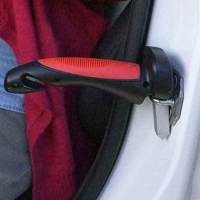 poignet d'aide bien installé sur habitacle de portière