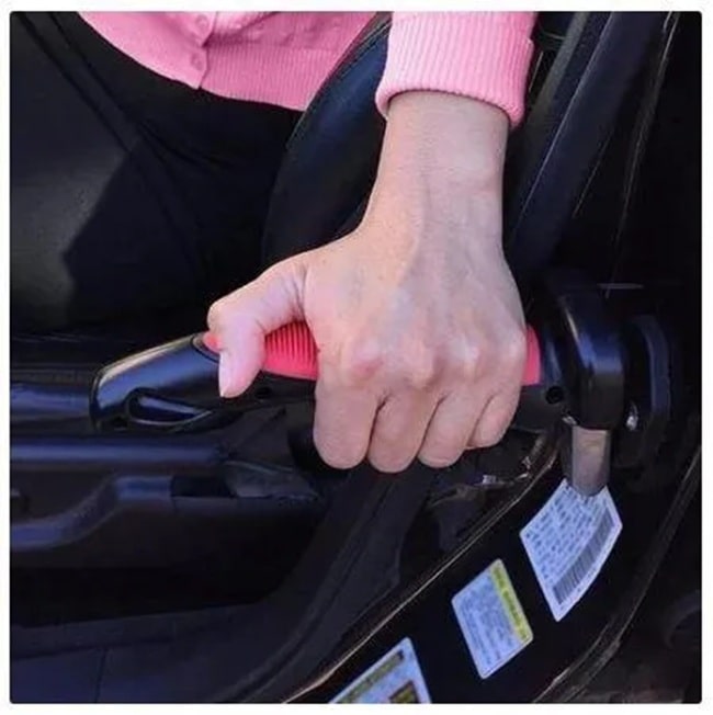 image montrant une personne qui utilise la poignet d'aide pour sortir de sa voiture
