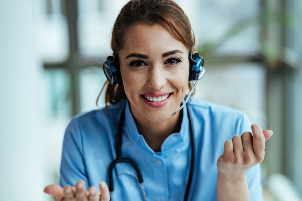 une conseillère SAV souriante en communication avec un client