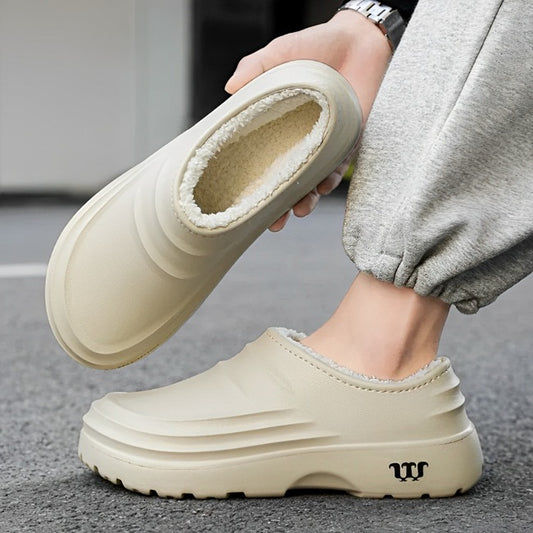 HospiChaleur - Sabots de travail médicaux antidérapants et imperméables pour professionnels de santé, confortables avec doublure thermique en peluche, disponibles chez Mr Bon Plan. De couleur beige porté
