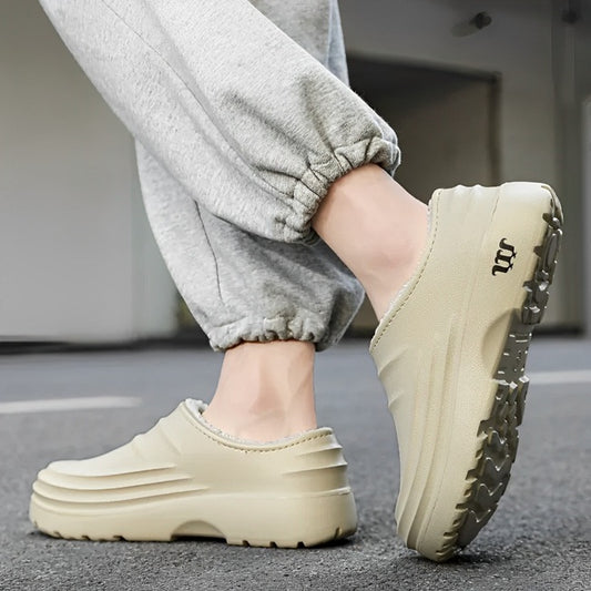 HospiChaleur - Sabots de travail médicaux antidérapants et imperméables pour professionnels de santé, confortables avec doublure thermique en peluche, disponibles chez Mr Bon Plan. De couleur beige porté