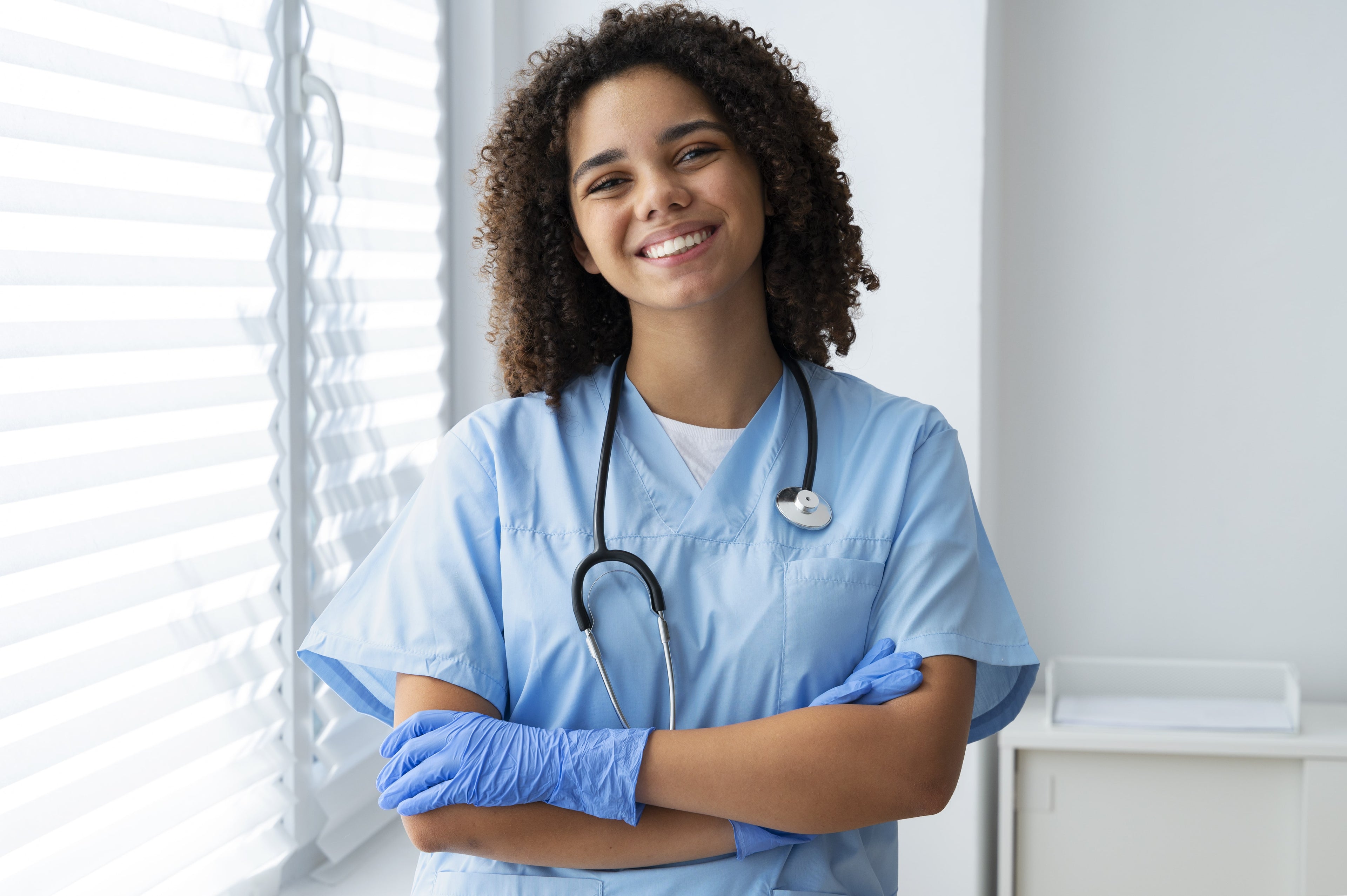 une infirmière souriante