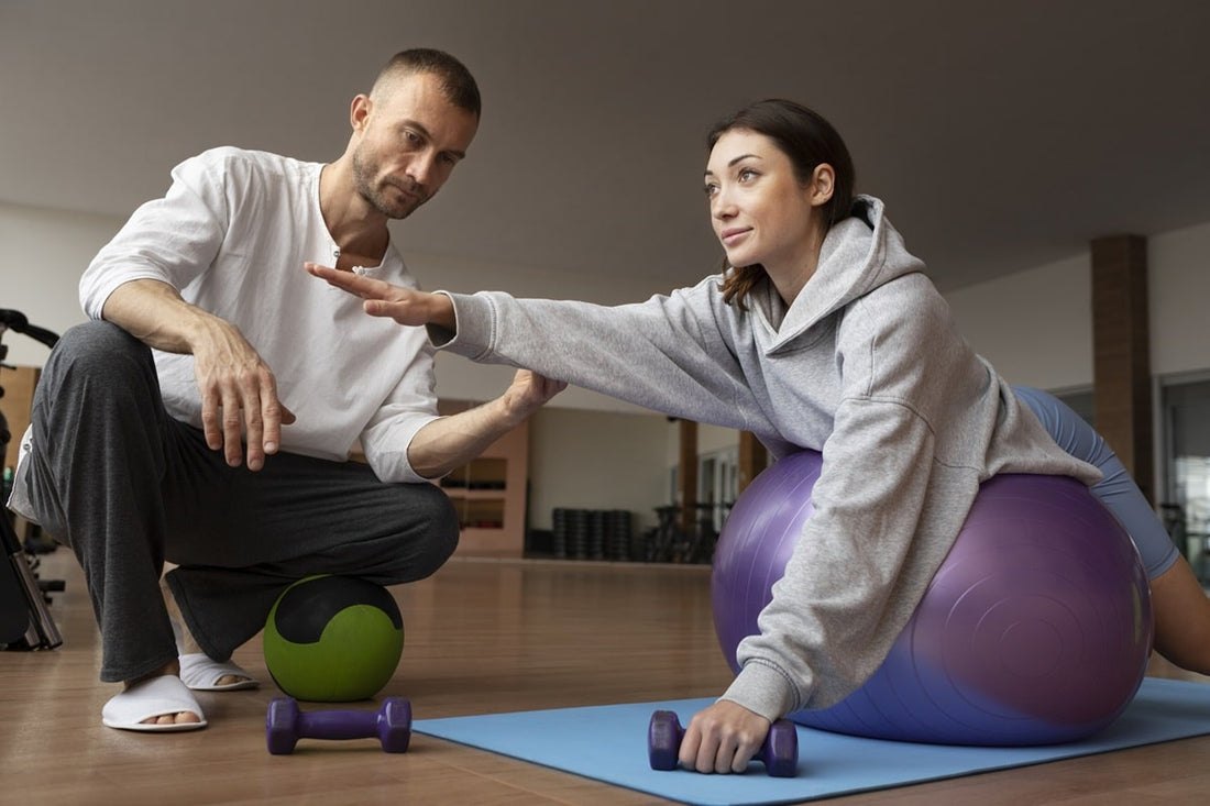 un couple faisant des exercice de rééducation a domicile  