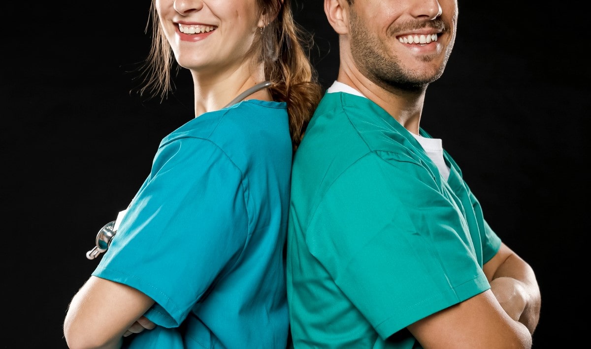 deux aide soignant dos a dos
