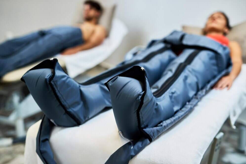 deux personne qui font de la rééducation avec des atèles chauffantes pour les jambes