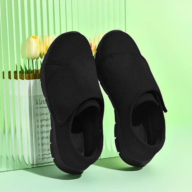 ComfortRelax - Chaussures orthopédiques unisexes noires pour pieds sensibles, pieds enflés et larges – confort optimal et design ergonomique pour un soutien quotidien, disponibles sur Mr Bon Plan.