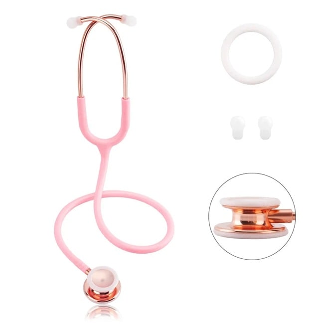 stéthoscope rose avec ses accessoires sur fond blanc