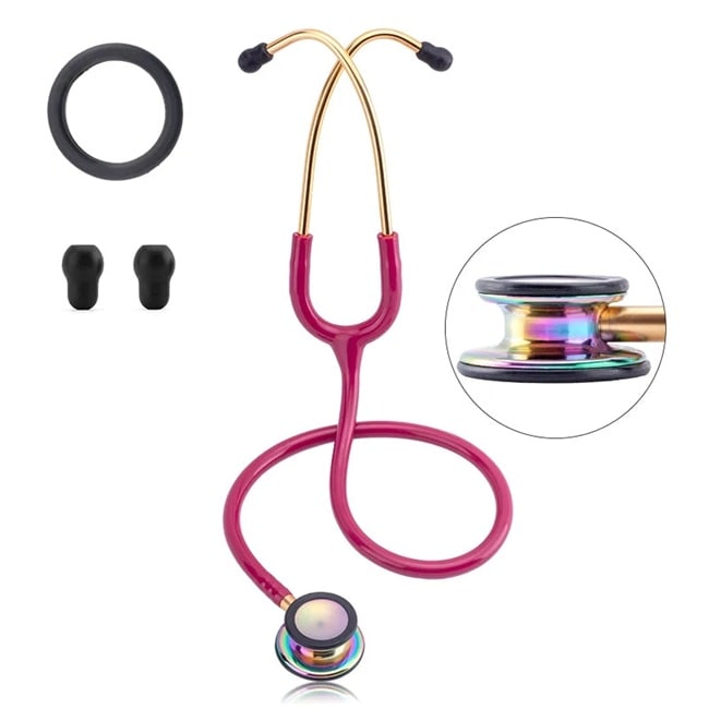 stéthoscope violet avec ses accessoire sur fond blanc 